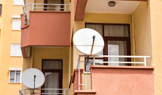 Parabolantennenanbringung auf Balkon eines ausländischen Mieters Parabolantennenanbringung auf Balkon eines ausländischen Mieters